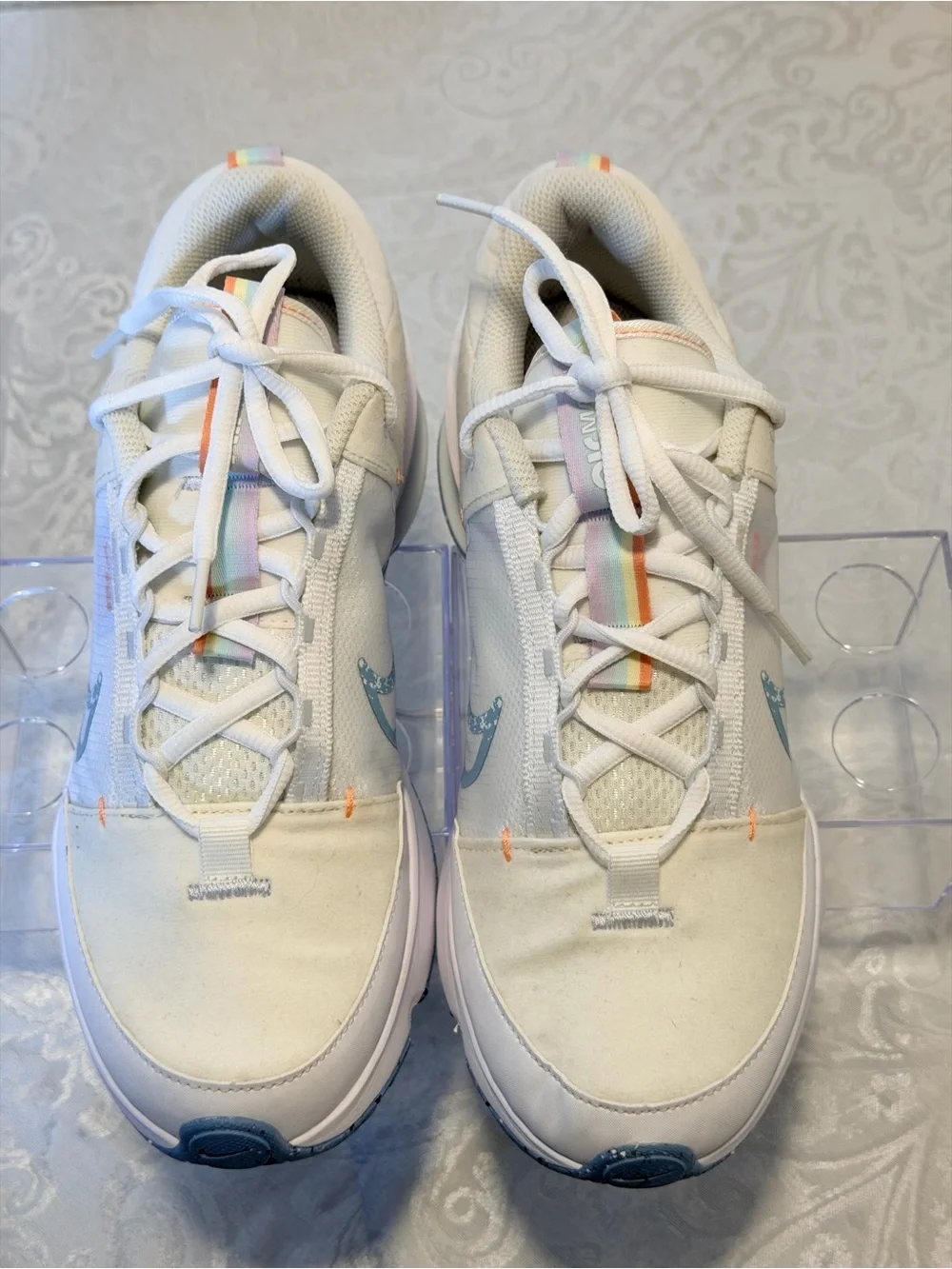 Nike sneakers pale